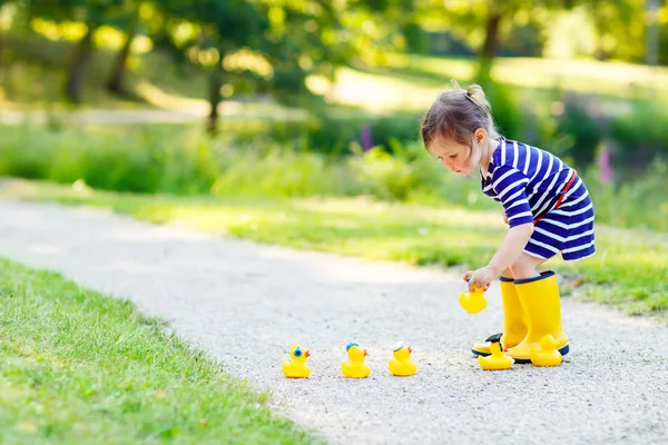 Kleines Mädchen spielt im Wald und trägt Stiefel — Stockfoto