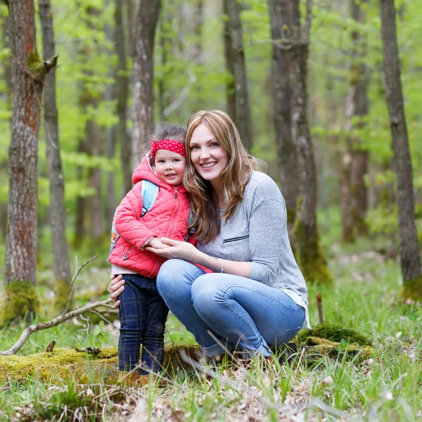 Mor och barn utomhus spelar, kyssas och kramas — Stockfoto