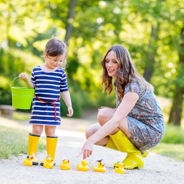 Mutter und kleines Kind spielen zusammen — Stockfoto