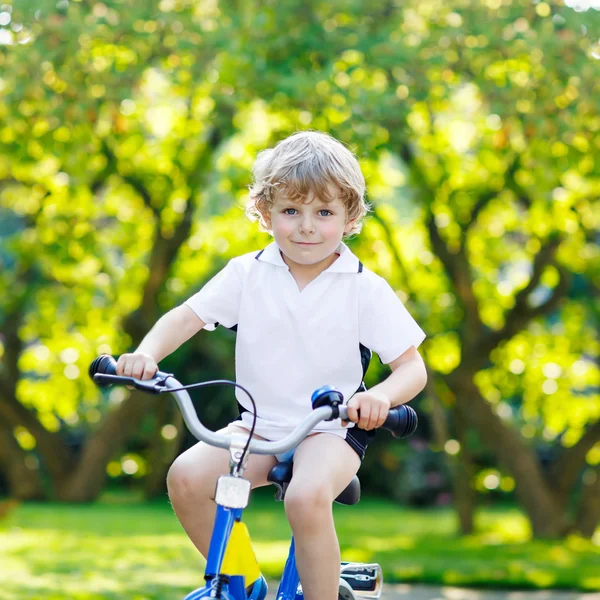 Lilla förskola kid boy ridning med cykel i sommar — Stockfoto