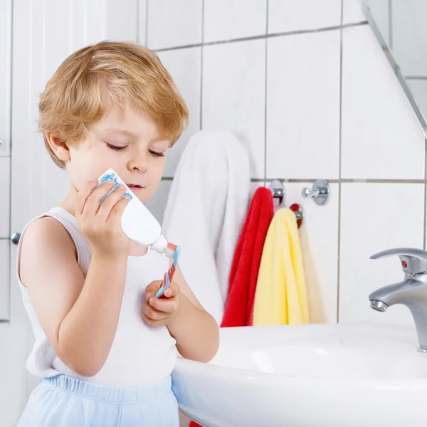 Mooie peuter jongen borstelen zijn tanden, binnenshuis — Stockfoto