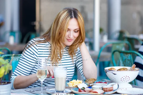 Mujer joven desayunando sano en la cafetería al aire libre —  Fotos de Stock