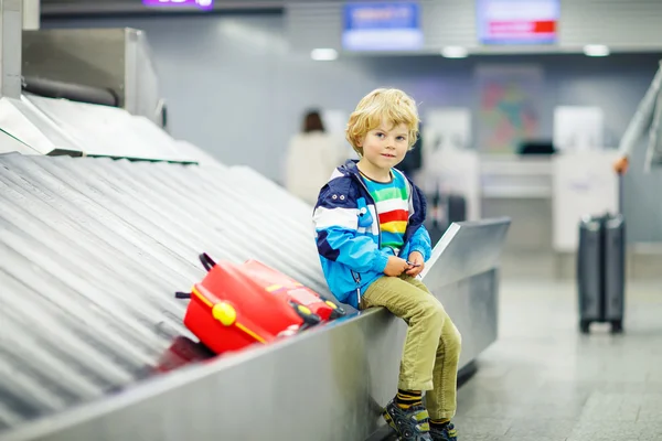 Niño cansado en el aeropuerto, viajando — Foto de Stock
