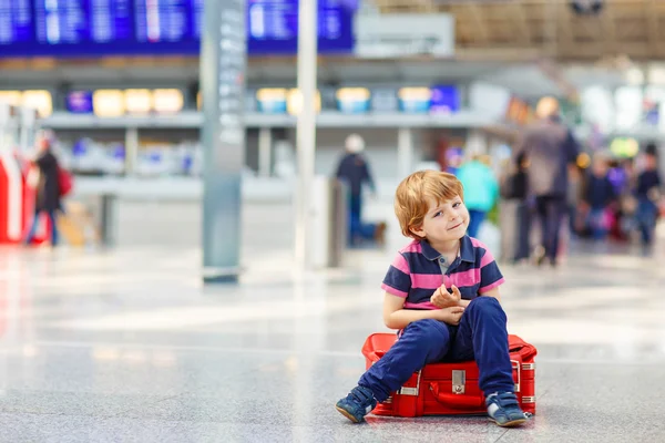 Piccolo ragazzo stanco in aeroporto, in viaggio — Foto Stock