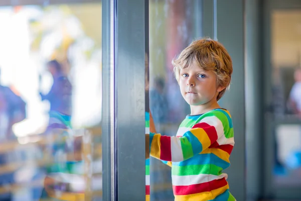 Beetje moe jongen van de jongen op de luchthaven, reizen — Stockfoto