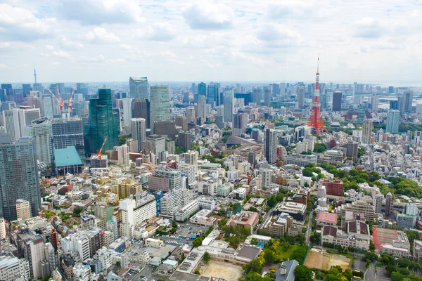 Pohled shora na Tokyo Tower s mrakodrapy v Japonsku — Stock fotografie
