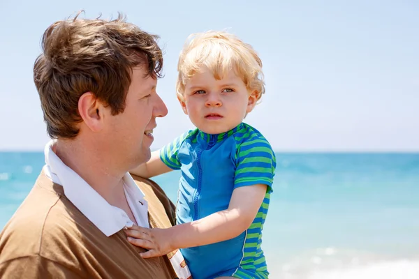 Padre e piccolo bambino ragazzo avendo divertimento su spiaggia — Foto Stock