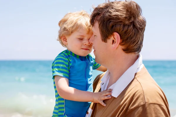 Père et petit garçon tout-petit s'amuser sur la plage — Photo