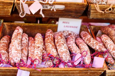 Fransız saucissons ve jambon Güney Fransa pazarında görüntülemek