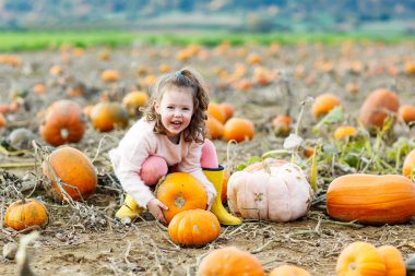 Kabaklar alanında çok küçük çocuk kız