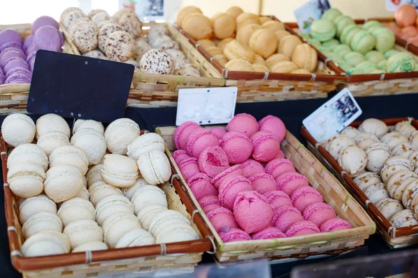 Macarons blancs et violets, cuisine traditionnelle sucrée en France — Photo