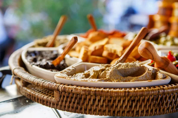 Olika oliv tapenades på provencal gatumarknad i Provence — Stockfoto