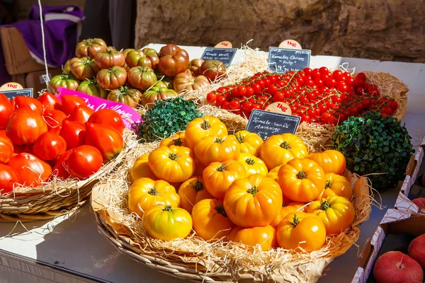 Organic fresh tomatoes from mediterranean farmers market in Prov — Stock Photo, Image