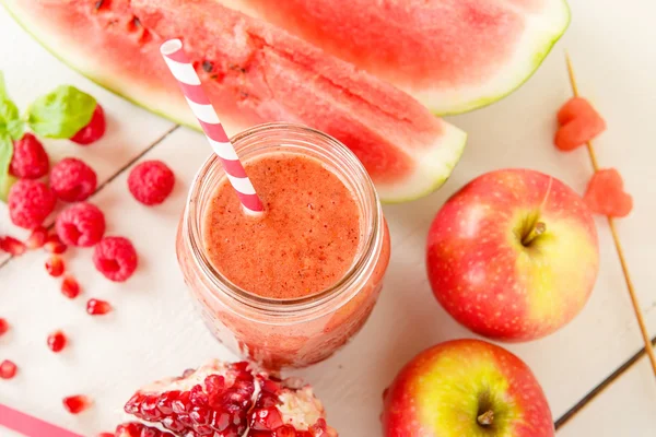 Biologische rode smoothie met appel, watermeloen, granaatappel, raspbe — Stockfoto