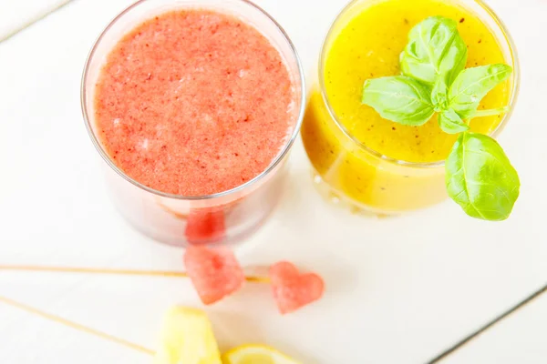 Smoothie vermelho e amarelo com frutas e bagas diferentes — Fotografia de Stock