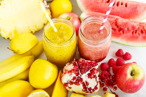 Piros és sárga smoothie a különböző gyümölcsök és bogyók — Stock Fotó