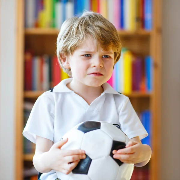 Junge traurig über verlorenen Fußball oder Fußballspiel — Stockfoto