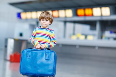 Bavul Uluslararası Havaalanı olan küçük çocuk çocuk