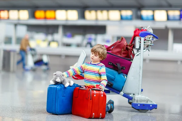 Jongen-jongetje met koffers op de luchthaven — Stockfoto