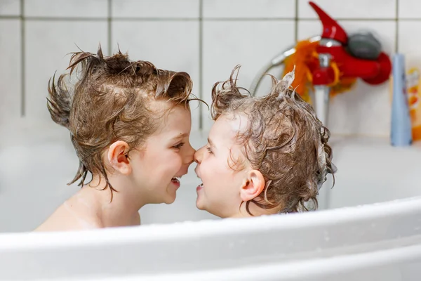 Dos niños jugando juntos en la bañera —  Fotos de Stock