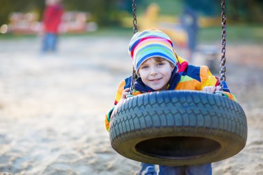 Çocuk Bahçesi açık havada sallanan küçük çocuk