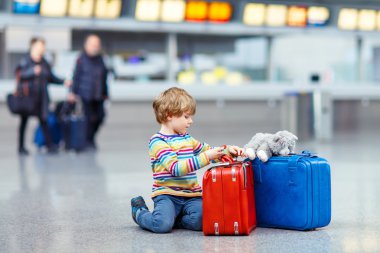 Bavul Uluslararası Havaalanı olan küçük çocuk çocuk