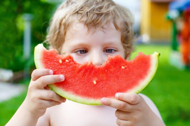 Yaz aylarında sağlıklı karpuz yeme küçük yürümeye başlayan çocuk