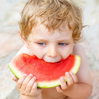 Yaz aylarında sağlıklı karpuz yeme küçük yürümeye başlayan çocuk