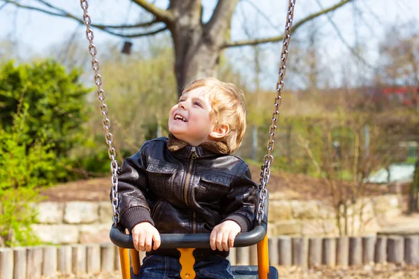 Salıncakta eğleniyor komik yürümeye başlayan çocuk