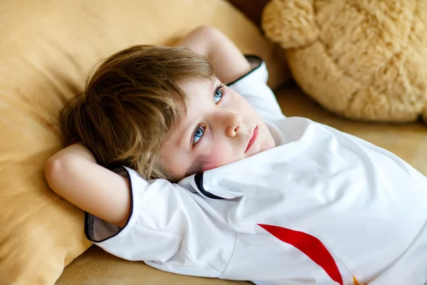 Dítě chlapec smutně o ztracené fotbal nebo fotbal — Stock fotografie