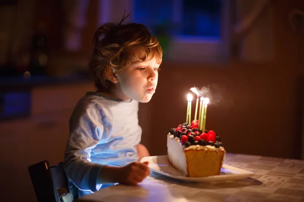 Petit garçon soufflant des bougies sur le gâteau d'anniversaire — Photo