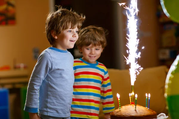 Meninos pequenos comemorando aniversário com bolo e velas — Fotografia de Stock