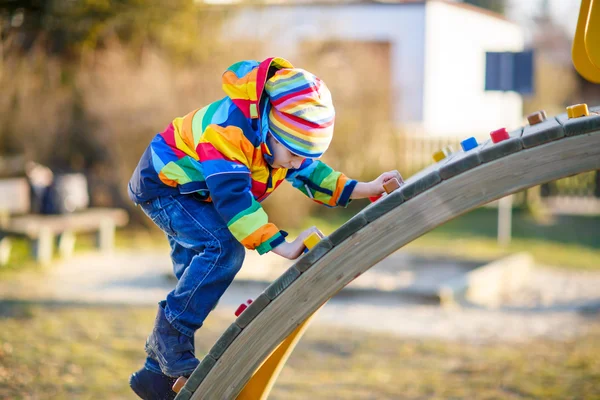 Menino se divertindo no playground ao ar livre — Fotografia de Stock