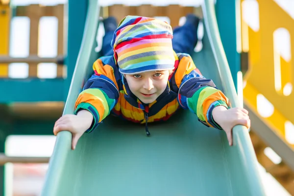 Niño divirtiéndose en el columpio de cadena al aire libre —  Fotos de Stock