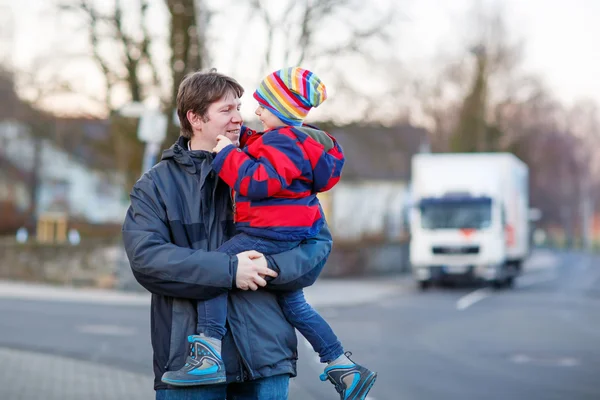 Padre sosteniendo niño, hijo en el brazo al aire libre — Foto de Stock