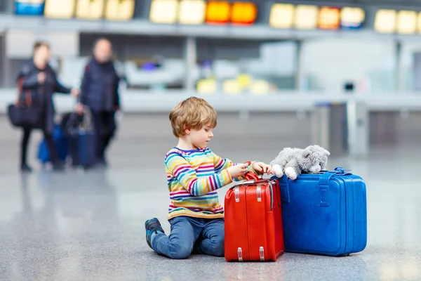 Petit garçon avec valises à l'aéroport international — Photo