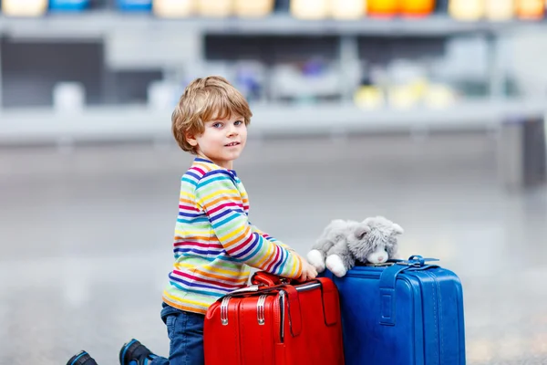 Kleiner Junge mit Koffern auf internationalem Flughafen — Stockfoto