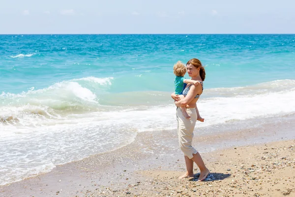 Madre e piccolo bambino ragazzo avendo divertimento su spiaggia — Foto Stock