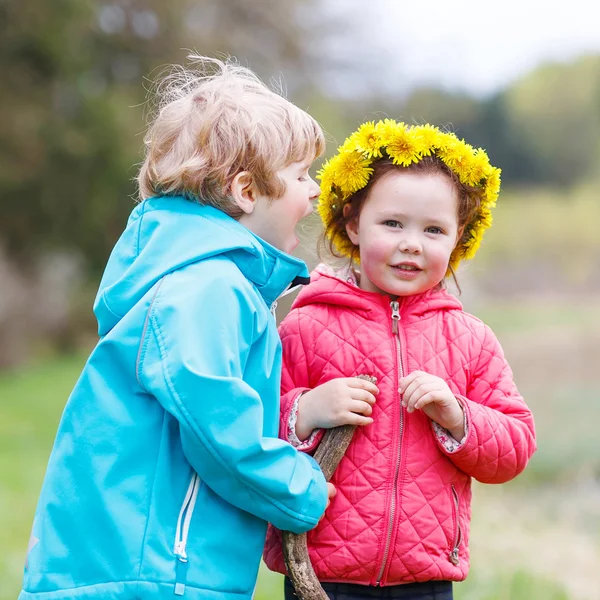 小さな女の子と森で一緒に遊んでいる少年 — ストック写真