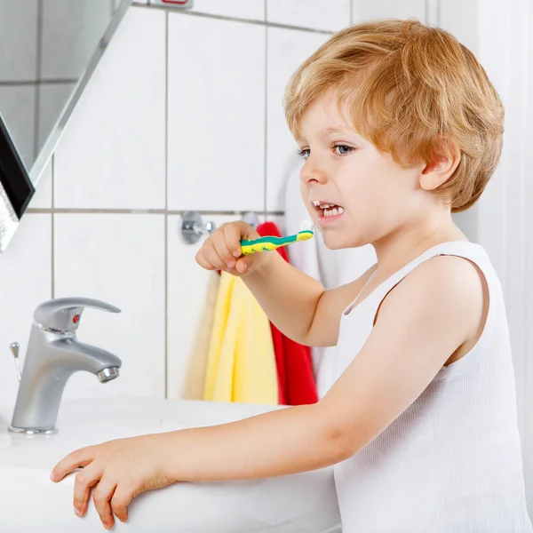 Precioso niño pequeño cepillándose los dientes, en el interior — Foto de Stock