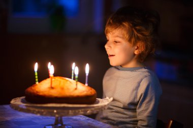 Doğum günü pastası mumlar üfleme küçük çocuk çocuk