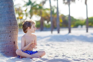 Tropik sahilde eğleniyor küçük çocuk çocuk