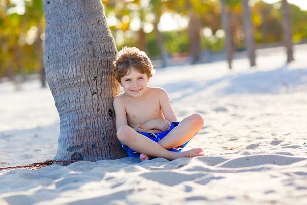 Petit garçon s'amuser sur la plage tropicale — Photo