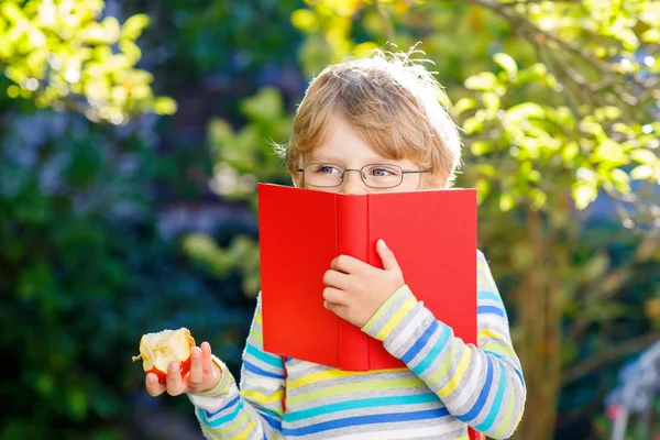 Ragazzino con mela sulla strada per la scuola — Foto Stock