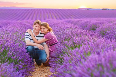 Gelin ve damat lavanta alanları Provence, Fransa.