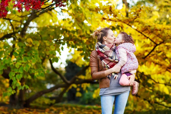 Μητέρα και η μικρή της κόρη στο όμορφο πάρκο φθινόπωρο — Φωτογραφία Αρχείου