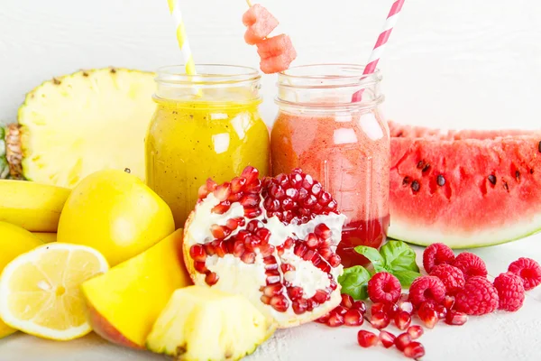 Rode en gele smoothie met verschillende vruchten en bessen — Stockfoto