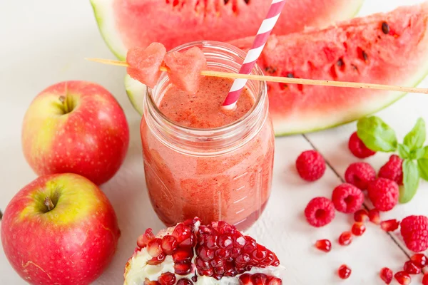 Biologische rode smoothie met appel, watermeloen, granaatappel, raspbe — Stockfoto