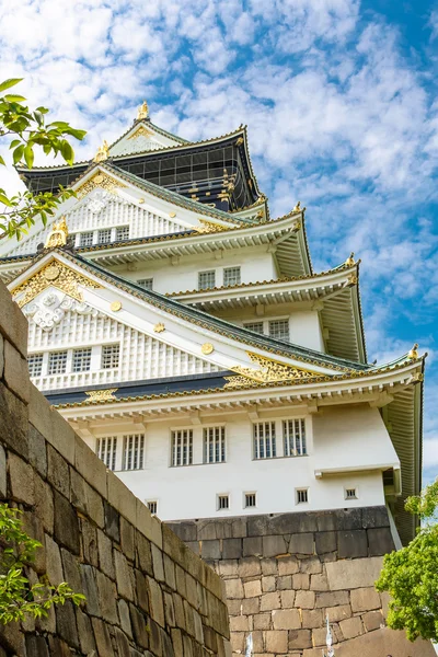 Bellissimo castello di Osaka in Giappone nella soleggiata giornata estiva . — Foto Stock