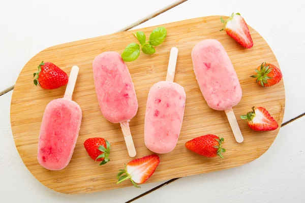 Ice cream popsicles with fresh strawberries — Stock Photo, Image